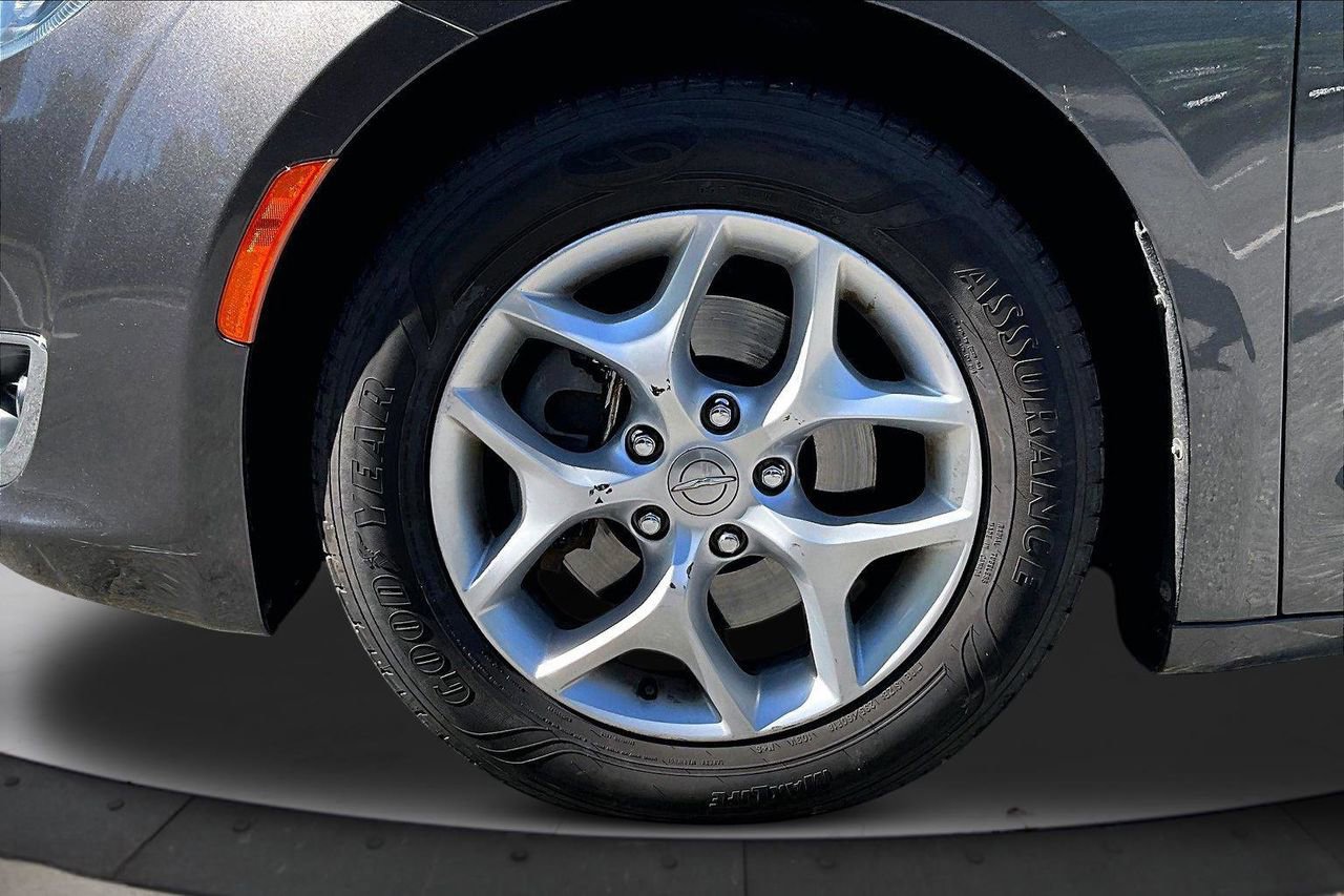 Used 2017 Chrysler Pacifica Touring-L Plus w/ Tire & Wheel Group FWD image 33