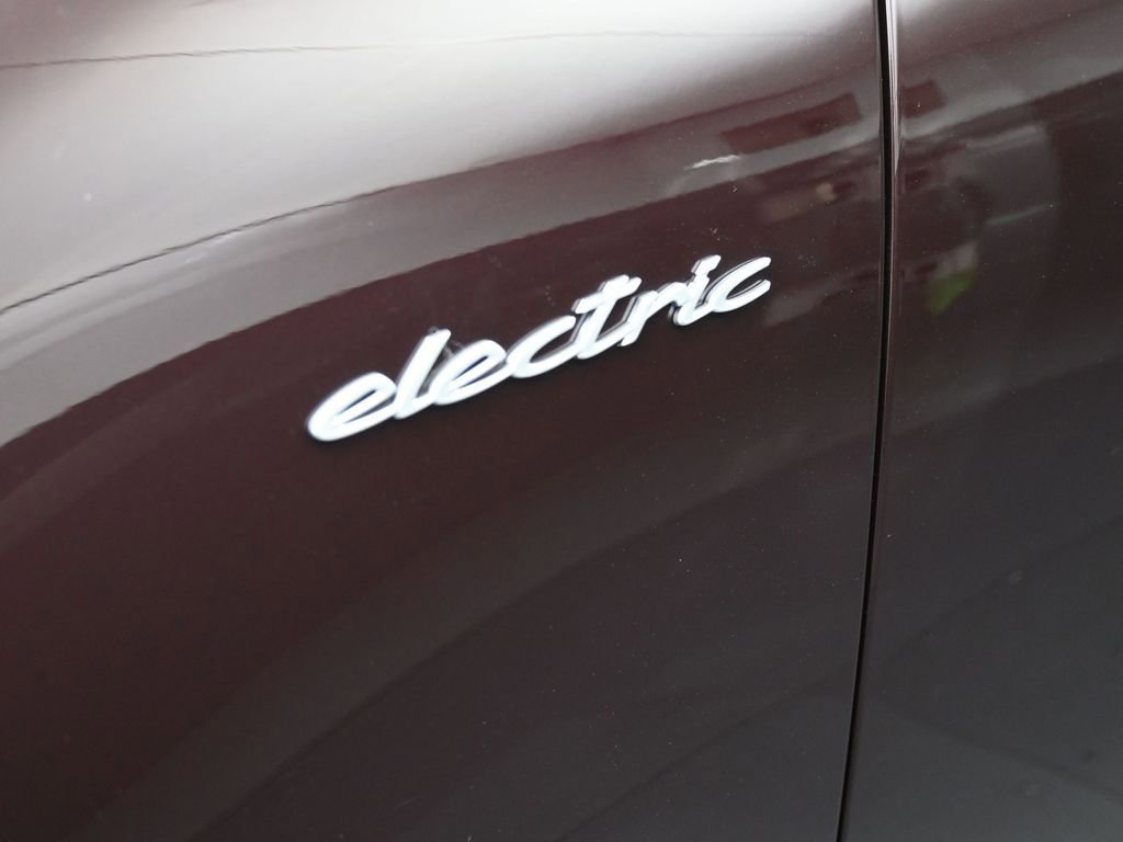 Certified 2025 Porsche Macan 4 Electric image 32