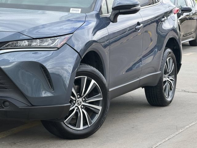 Used 2022 Toyota Venza LE image 3