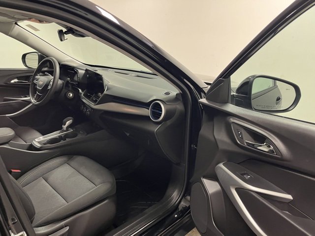 Used 2025 Chevrolet Trax LS w/ LS Convenience Package image 22