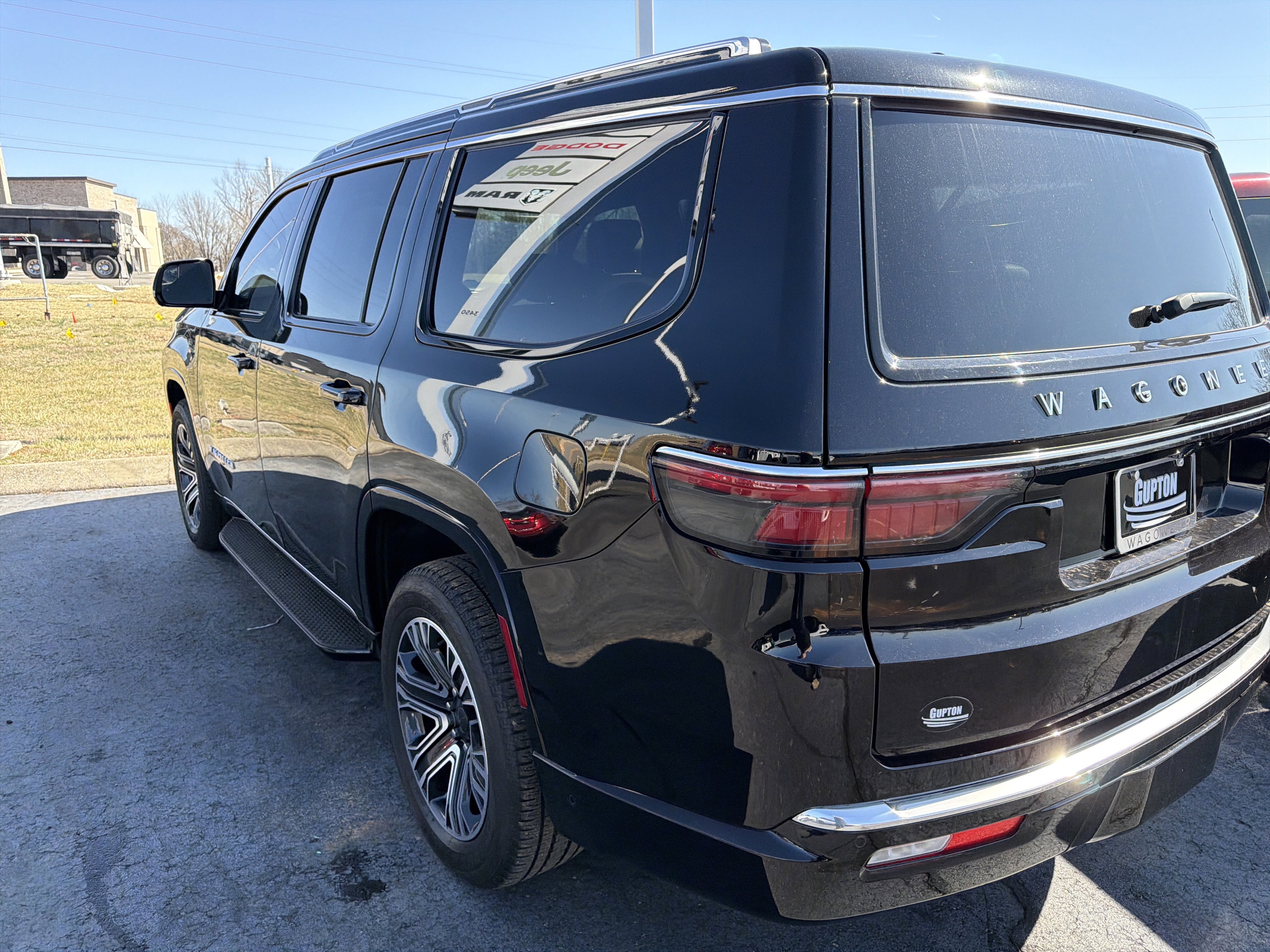 Used 2024 Jeep Wagoneer 4WD w/ Premium Group I image 9