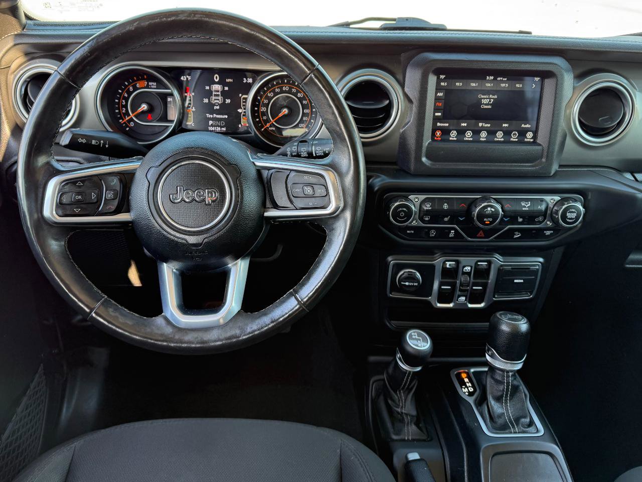 Used 2018 Jeep Wrangler Unlimited Sahara AWD/4WD image 11