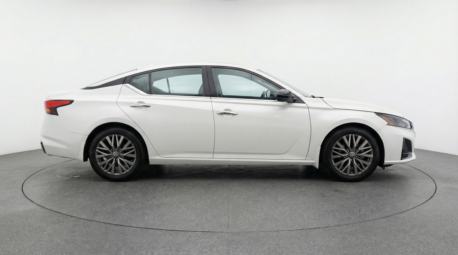 Used 2025 Nissan Altima 2.5 SV image 11