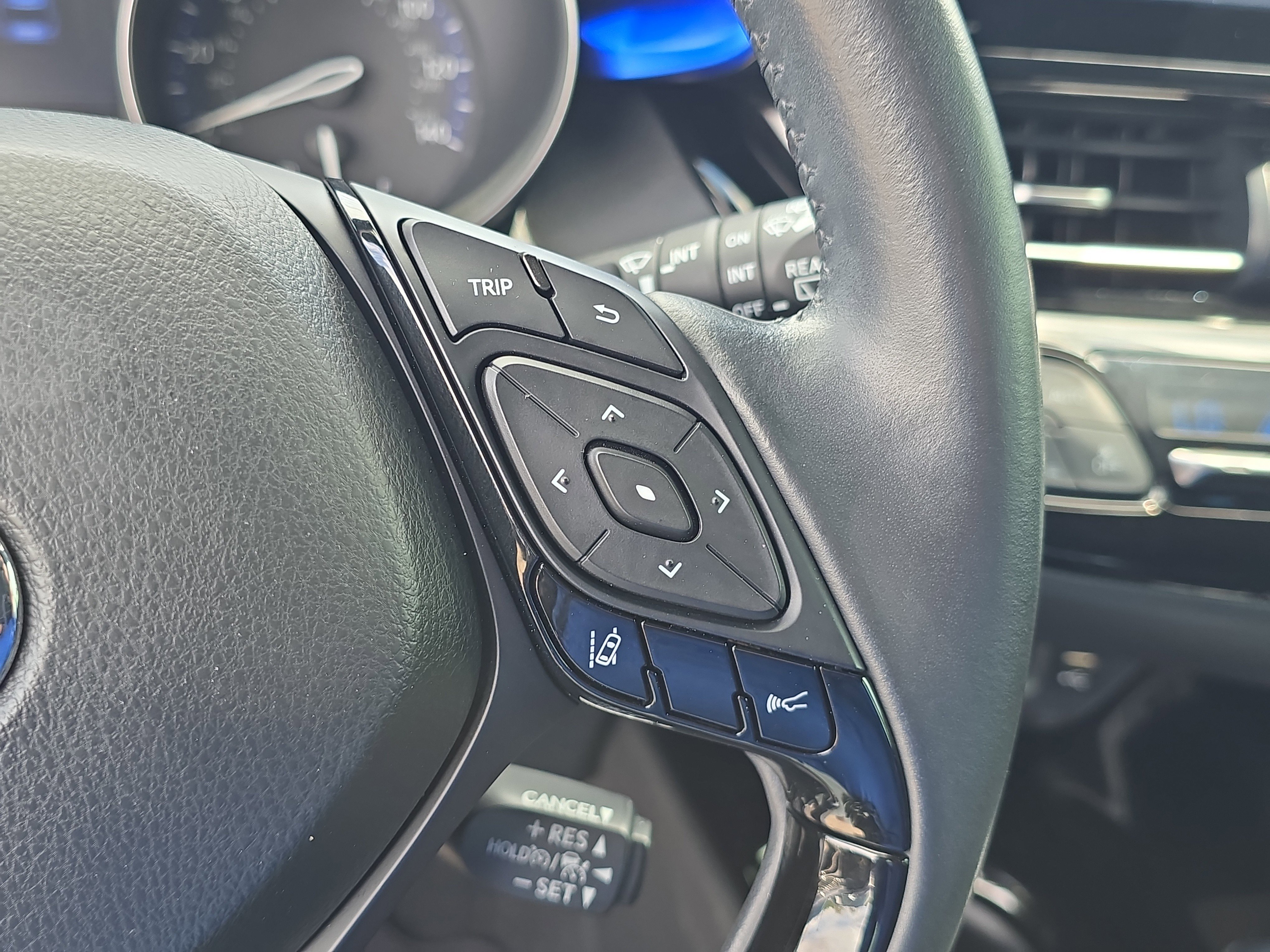 Used 2020 Toyota C-HR XLE FWD image 31