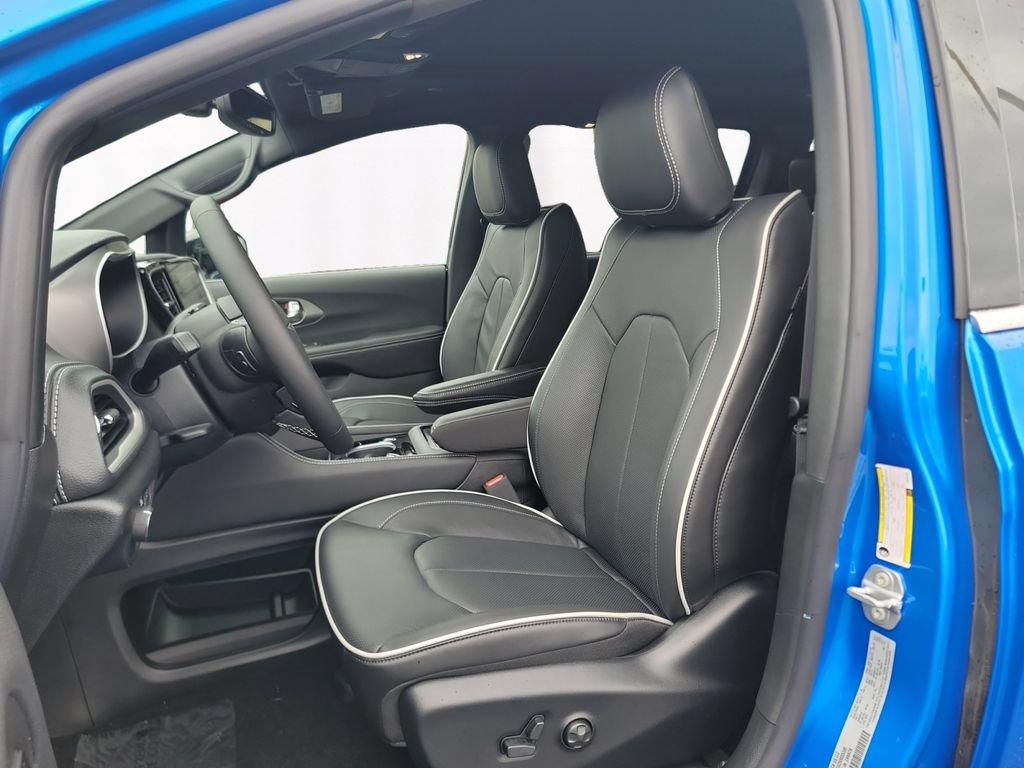 New 2027 Chrysler Pacifica Limited FWD image 9