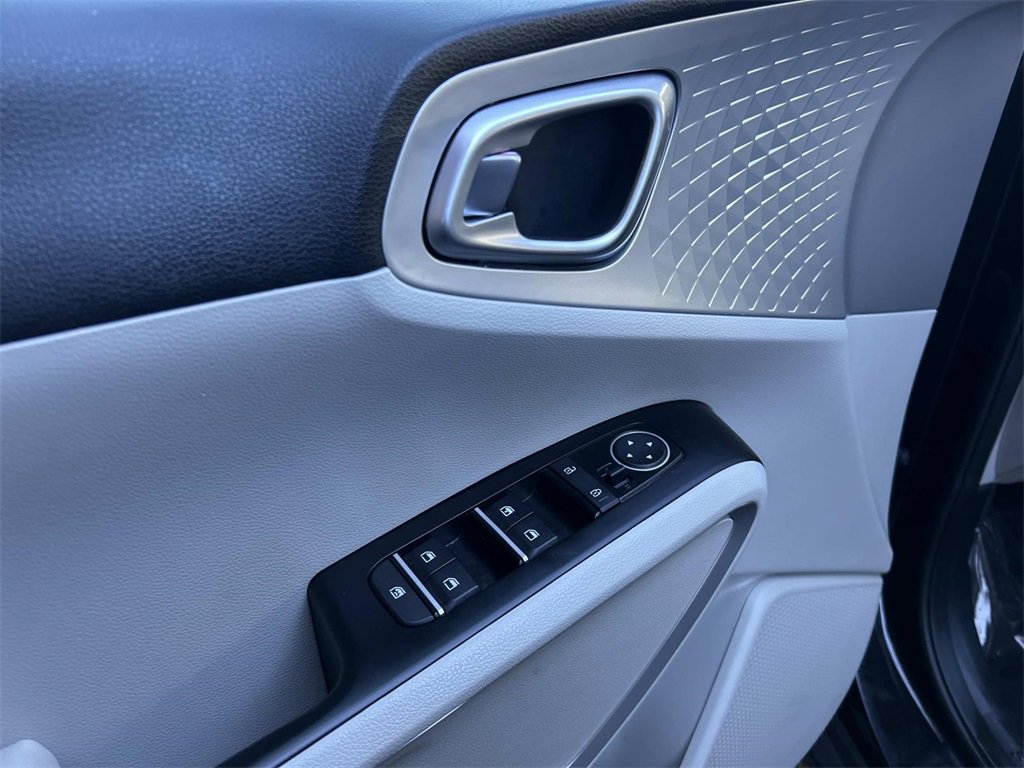 Used 2025 Kia Soul LX w/ LX Technology Package image 18