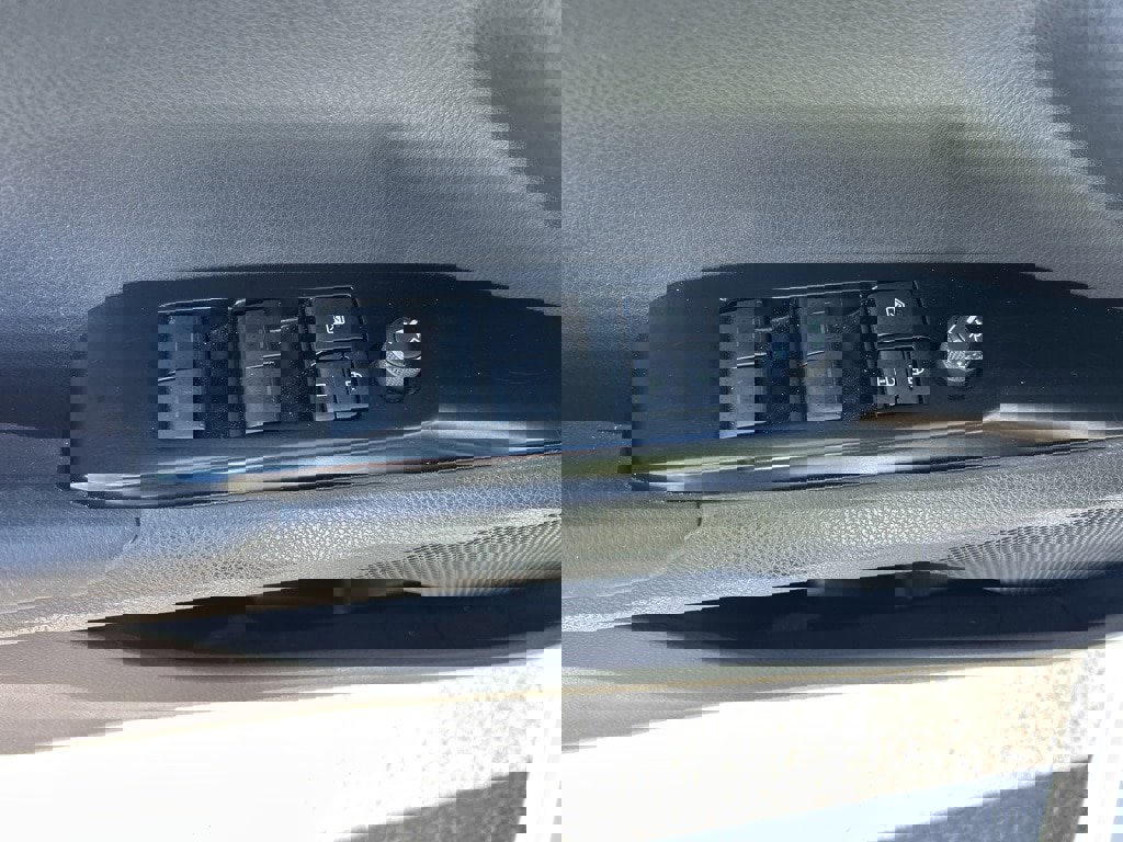 Used 2025 Toyota Camry SE image 4