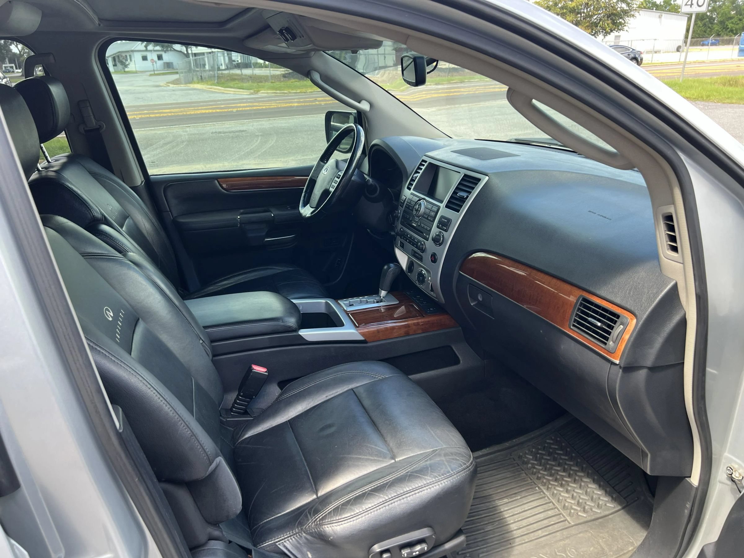Used 2010 INFINITI QX56 4WD w/ Technology Pkg image 13
