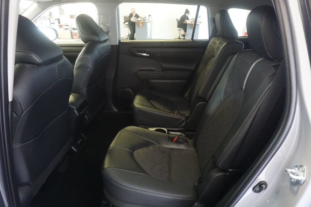 Used 2025 Toyota Highlander XLE AWD/4WD image 23