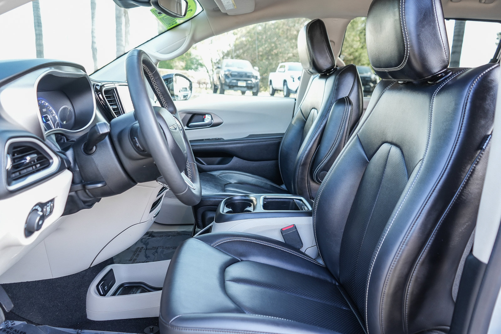 Used 2024 Chrysler Pacifica Touring-L image 17