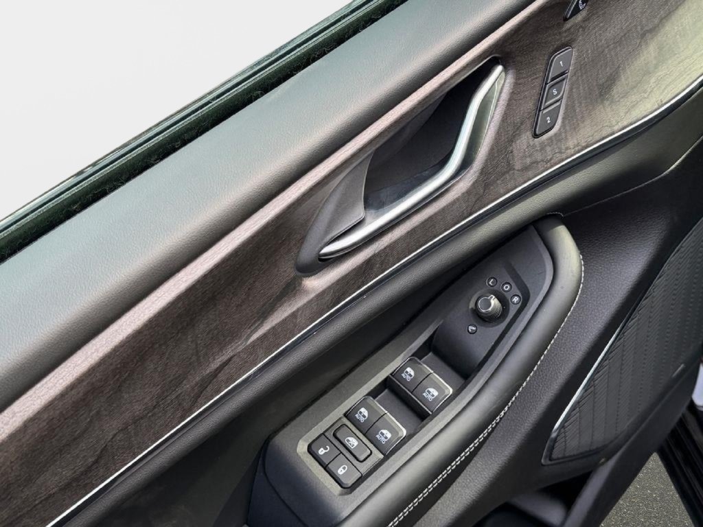 New 2025 Jeep Grand Cherokee Overland w/ Luxury Tech Group IV AWD/4WD image 17