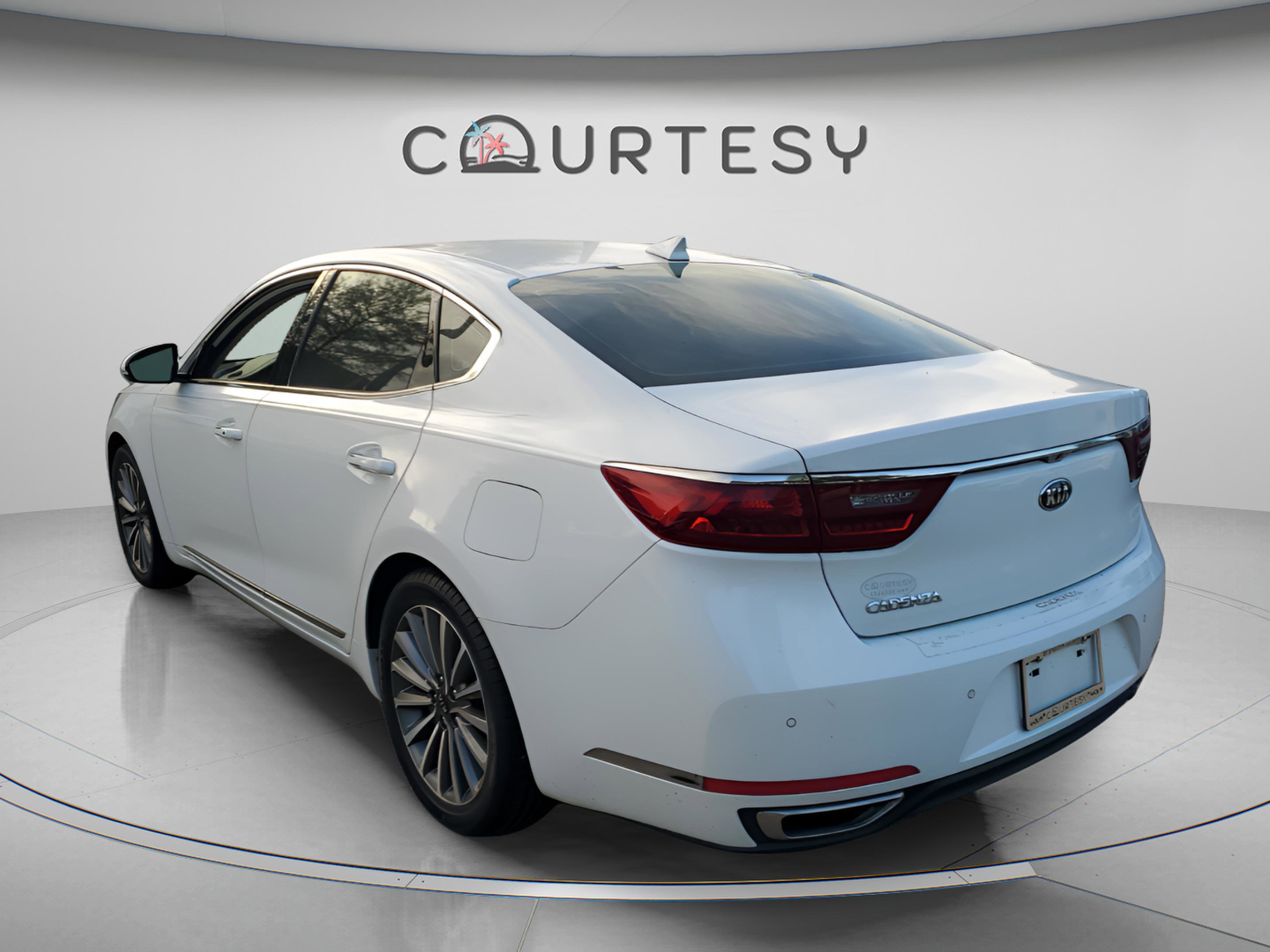 Certified 2019 Kia Cadenza Premium image 2