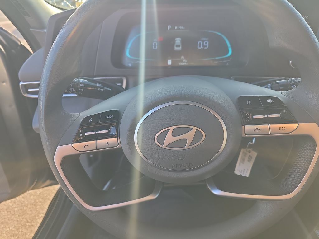 Used 2025 Hyundai Elantra SE FWD image 13