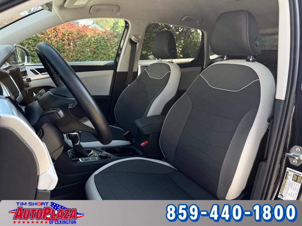Used 2025 Volkswagen Taos SE AWD/4WD image 28