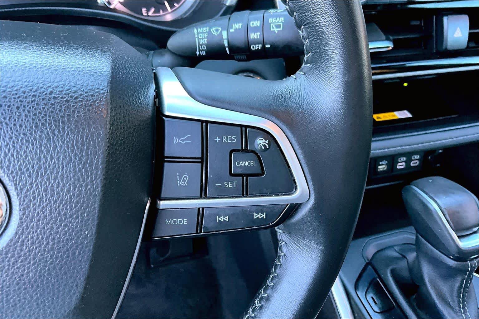 Used 2023 Toyota Highlander XLE AWD/4WD image 24
