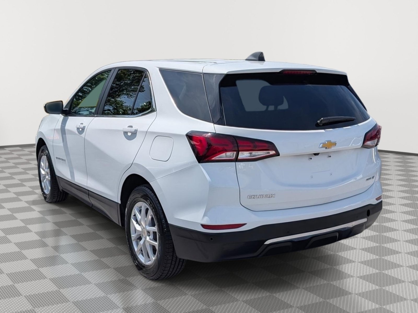 Used 2024 Chevrolet Equinox LT AWD/4WD image 3