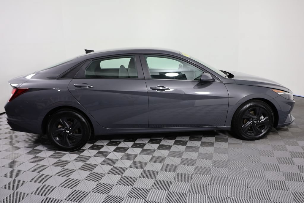 Used 2023 Hyundai Elantra SEL w/ Preferred Accessory Package FWD image 9