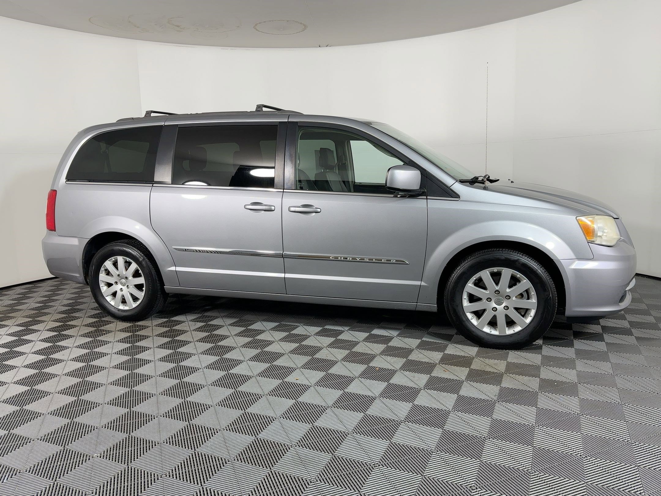 Used 2014 Chrysler Town & Country Touring image 6
