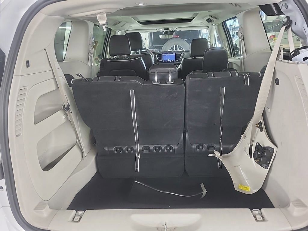 Used 2024 Chrysler Pacifica Limited FWD image 13