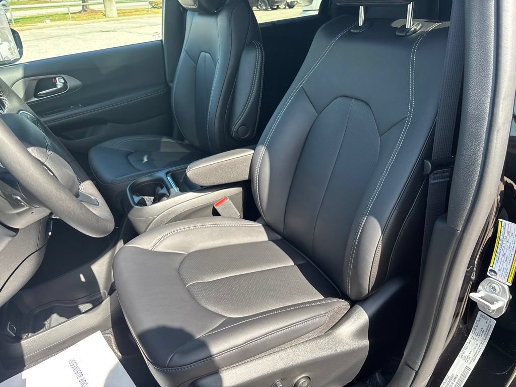 New 2027 Chrysler Pacifica Select FWD image 33