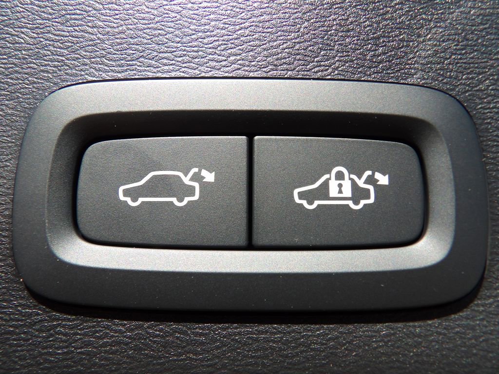 New 2026 Volvo XC40 B4 Core w/ Climate Package image 25