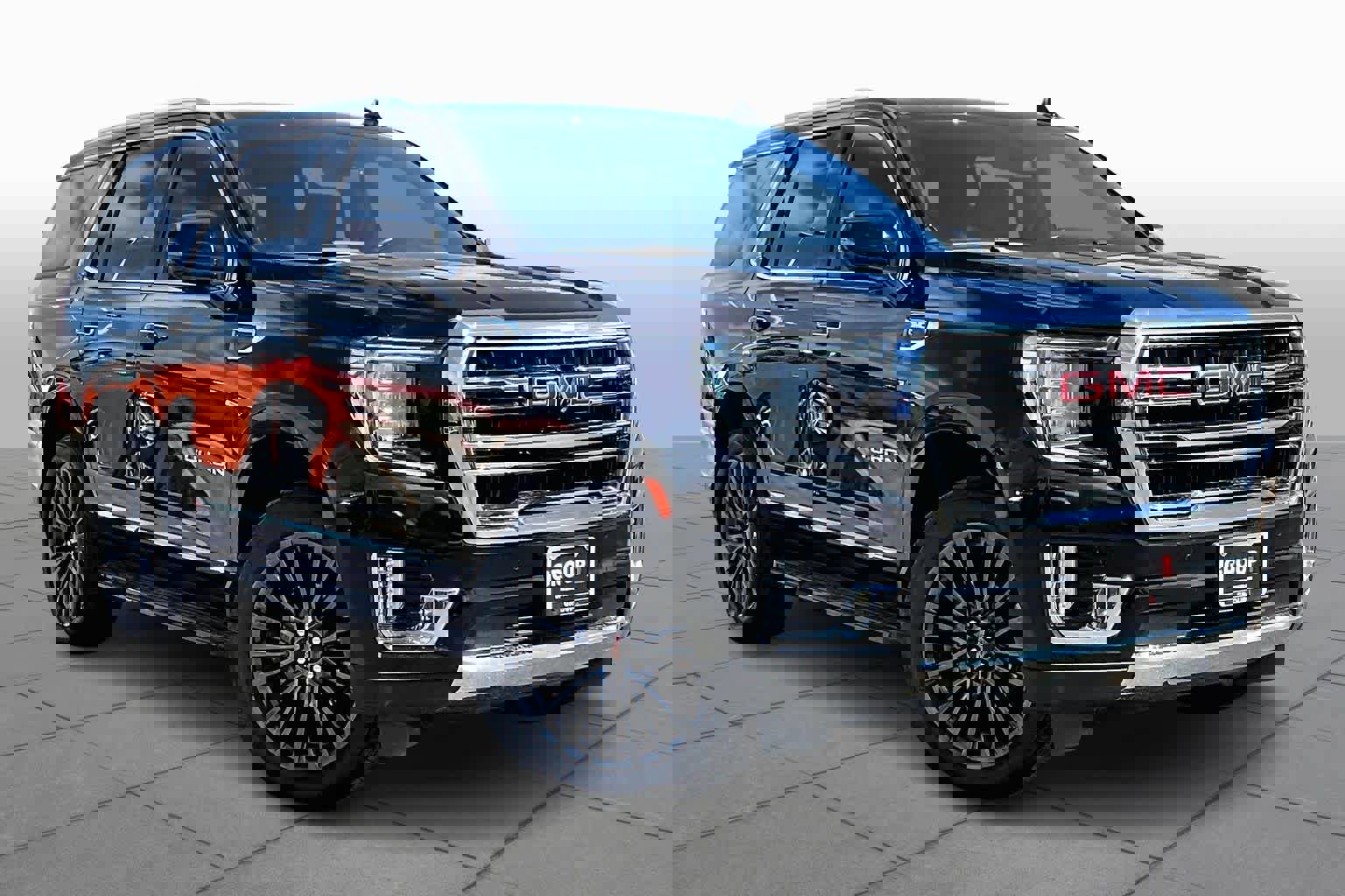 Used 2022 GMC Yukon SLT w/ SLT Premium Package image 3