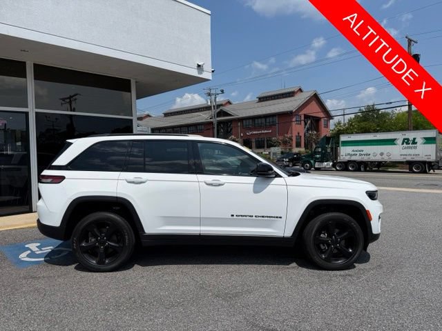 Used 2023 Jeep Grand Cherokee Altitude AWD/4WD image 4