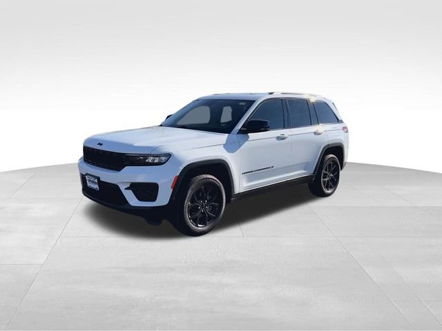 Used 2025 Jeep Grand Cherokee Altitude image 4