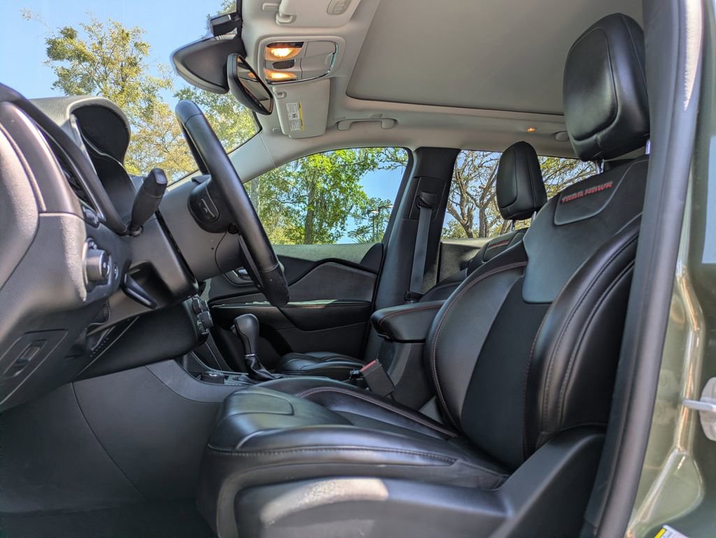 Used 2020 Jeep Cherokee Trailhawk w/ Technology Group AWD/4WD image 2