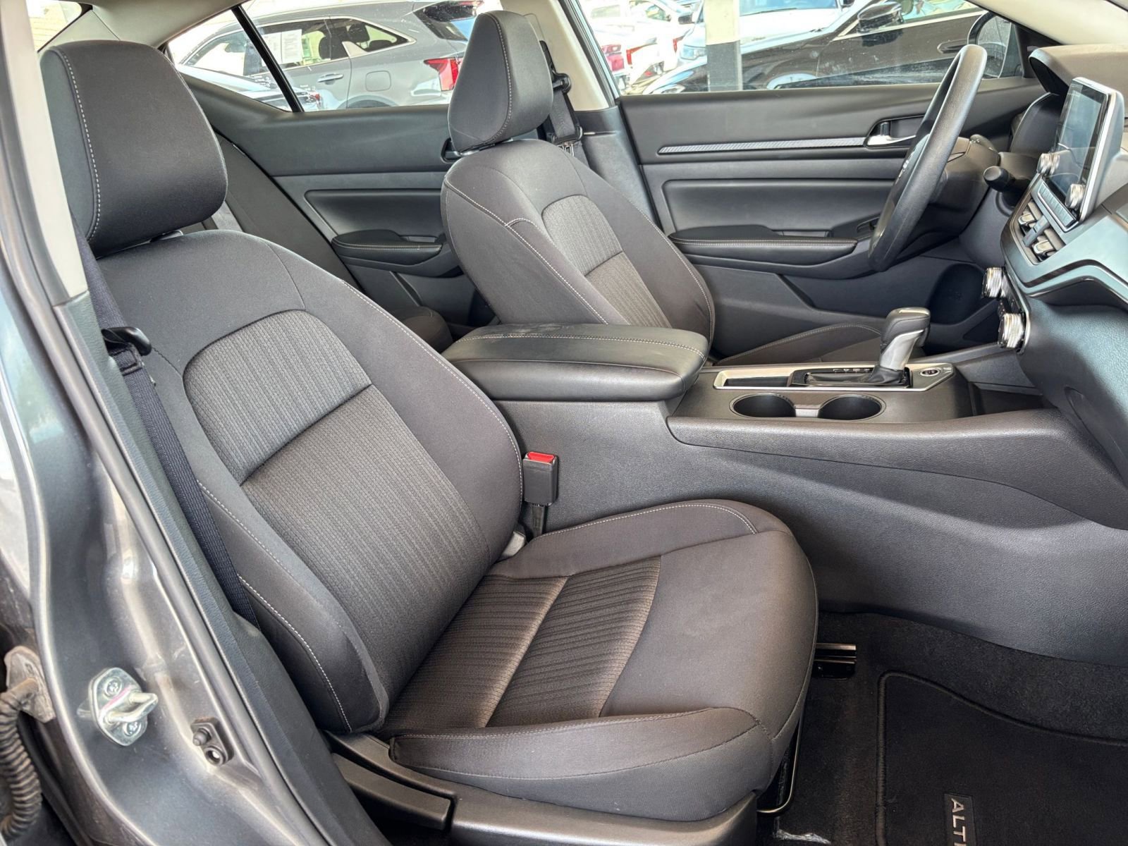 Used 2025 Nissan Altima 2.5 SV FWD image 37