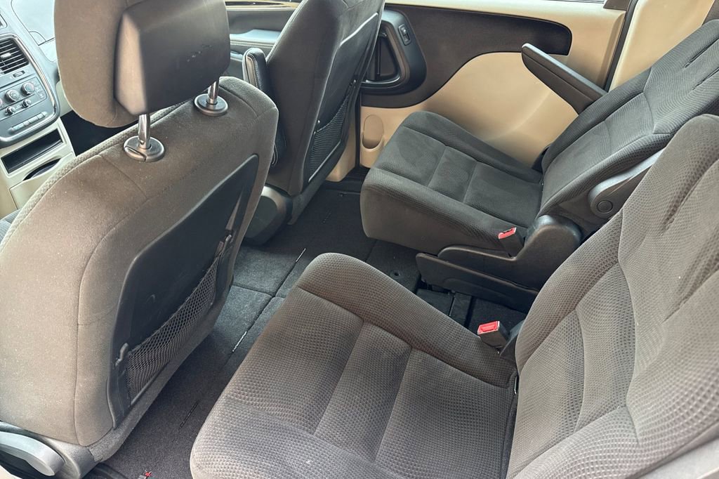 Used 2016 Dodge Grand Caravan SE image 6