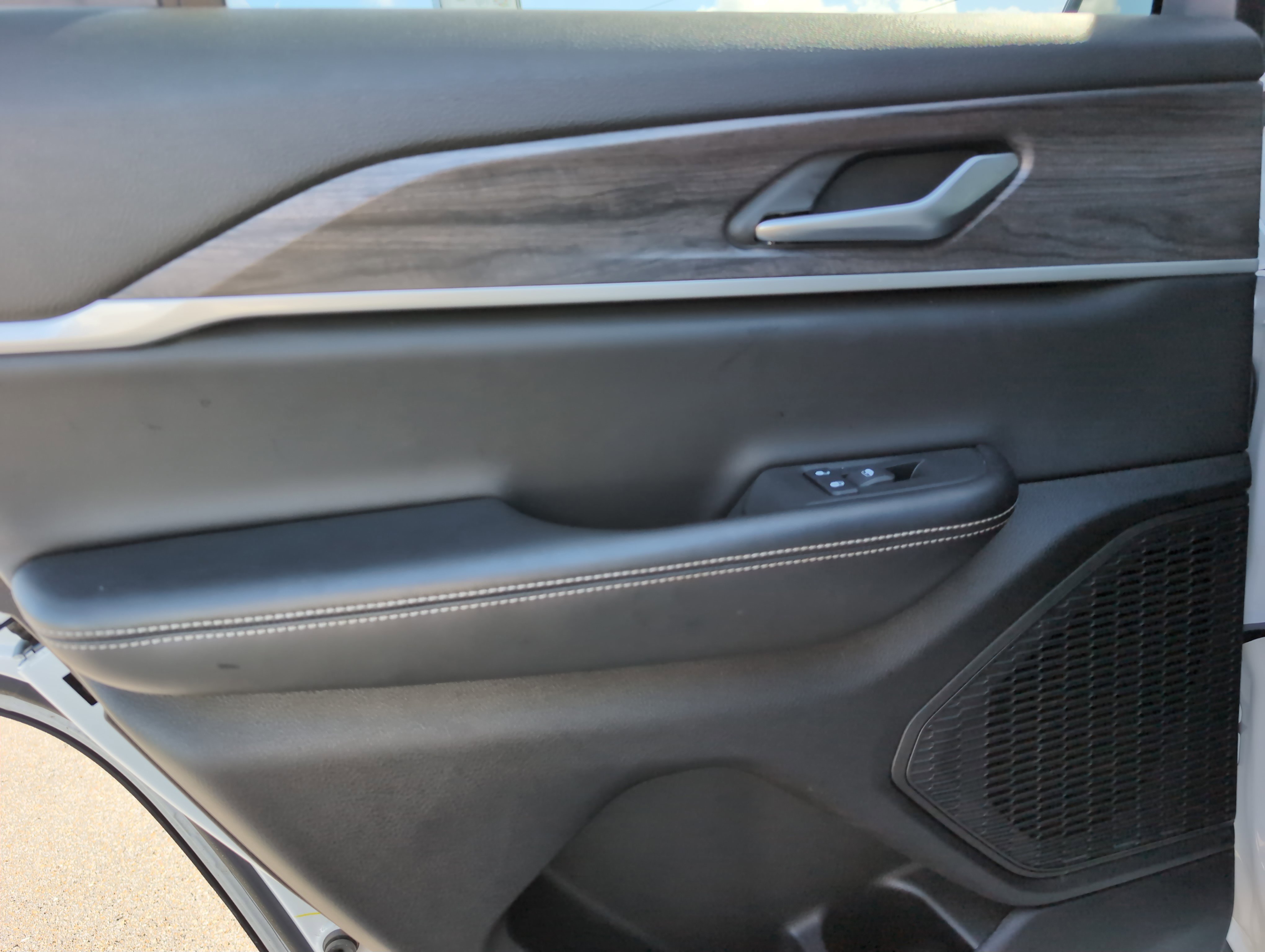 Used 2024 Jeep Grand Cherokee Limited w/ Black Appearance Package image 28