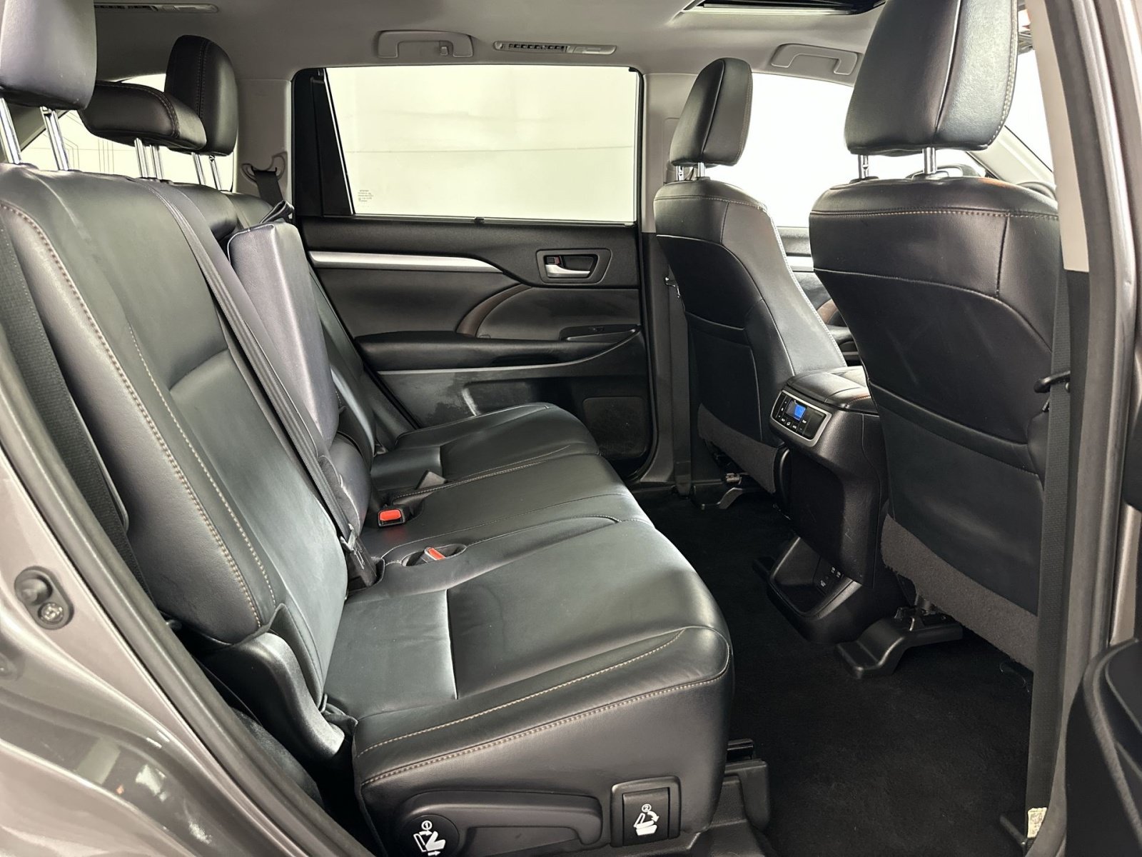 Used 2017 Toyota Highlander XLE AWD/4WD image 31