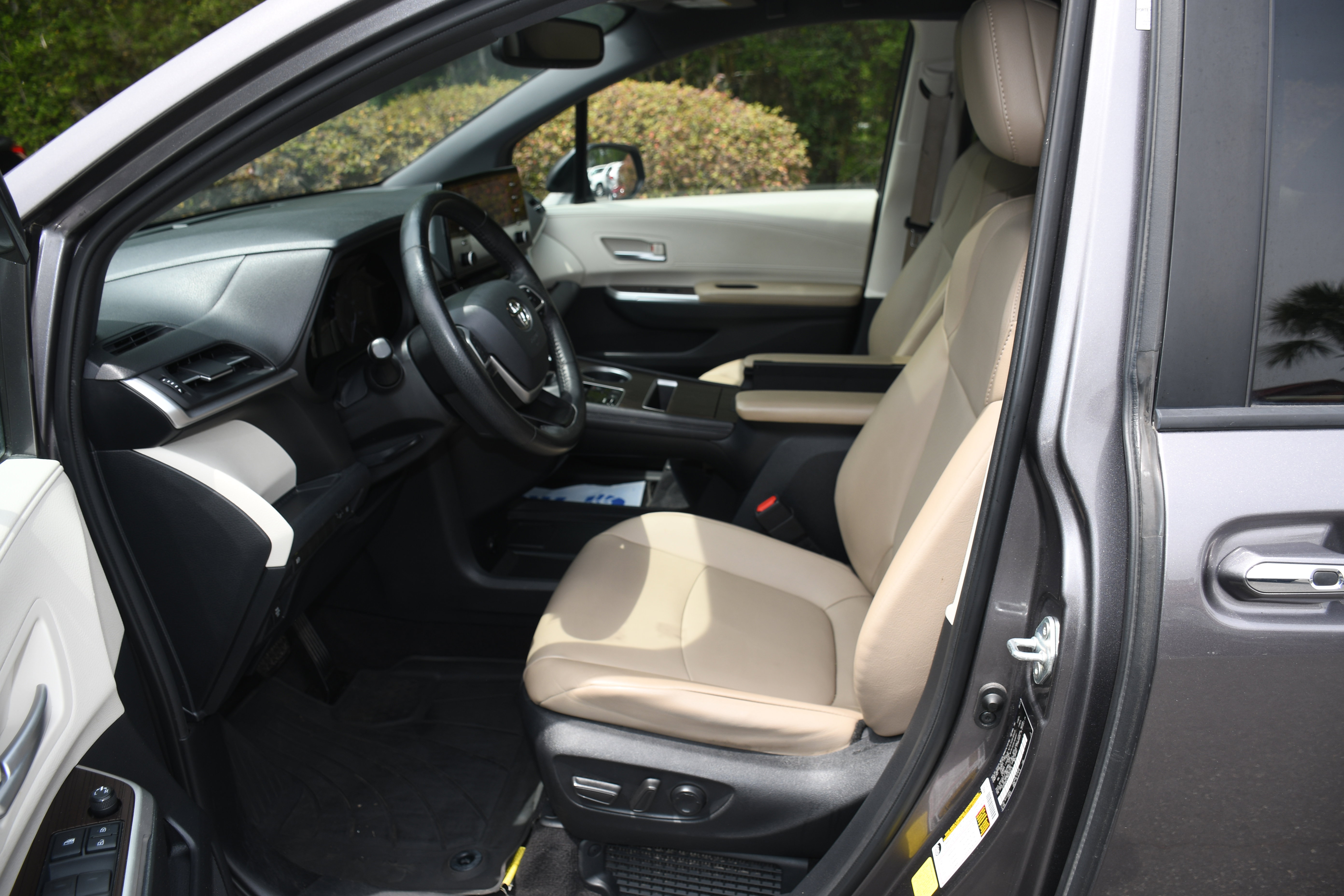 Used 2021 Toyota Sienna XLE FWD image 8