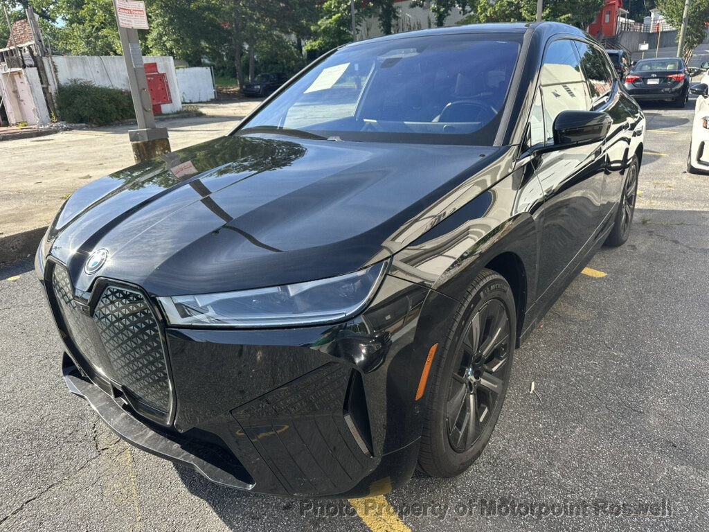 Used 2024 BMW iX xDrive50 w/ Premium Package AWD/4WD image 4