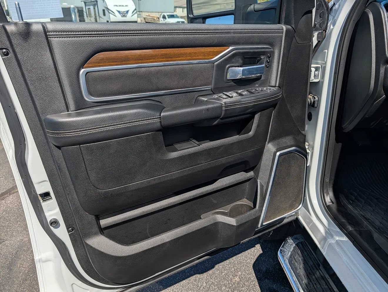 Used 2024 RAM 2500 Laramie AWD/4WD image 9