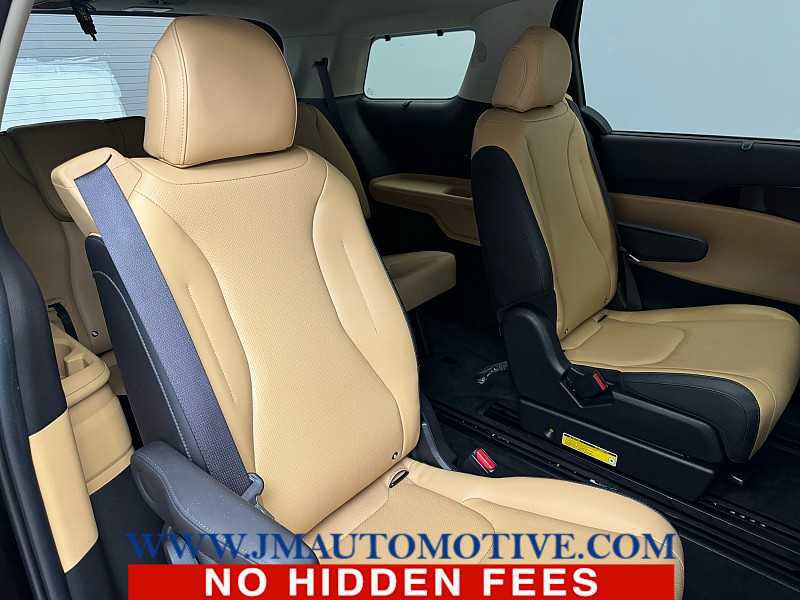 Used 2022 Kia Carnival EX FWD image 21