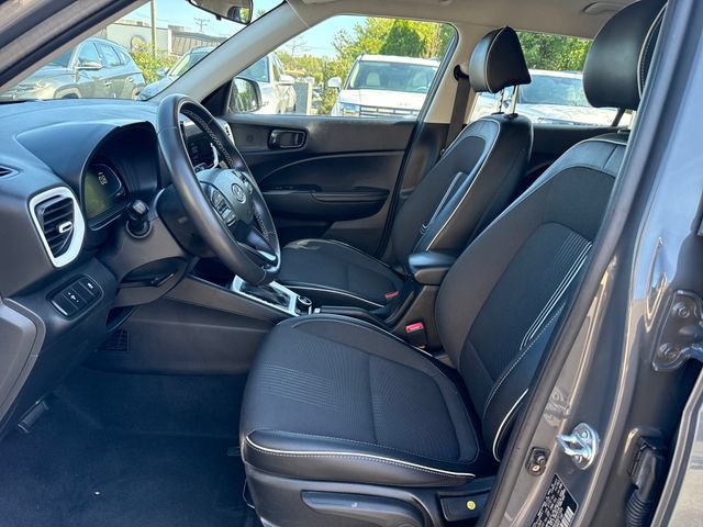 Used 2025 Hyundai Venue Limited FWD image 9