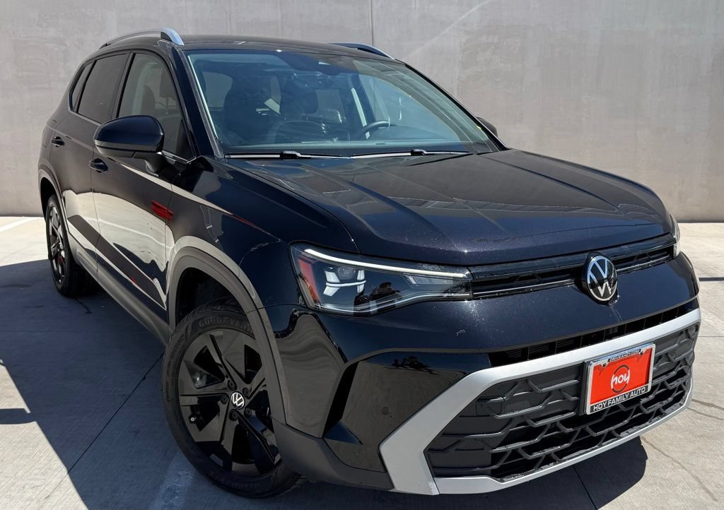 Certified 2025 Volkswagen Taos SE FWD image 1