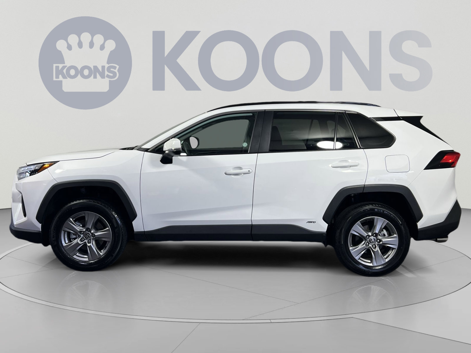 Used 2025 Toyota RAV4 XLE AWD/4WD image 2