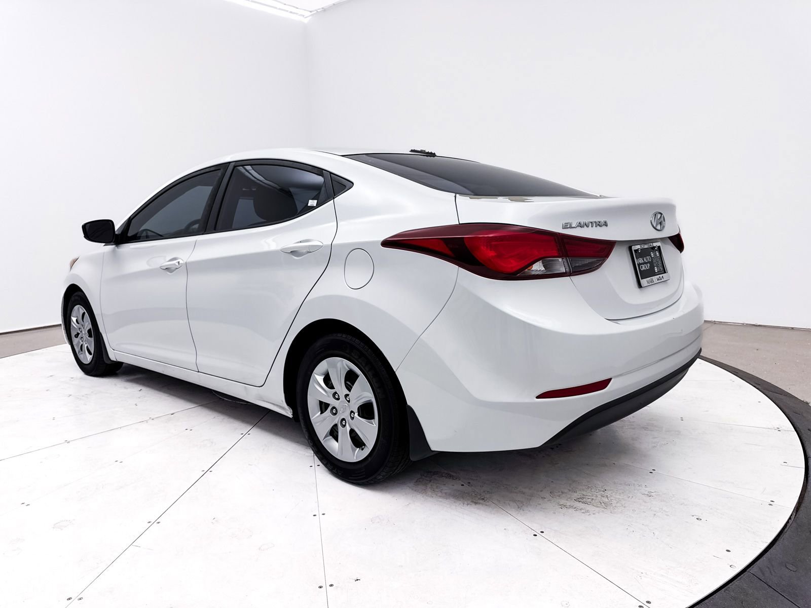 Used 2016 Hyundai Elantra SE image 2