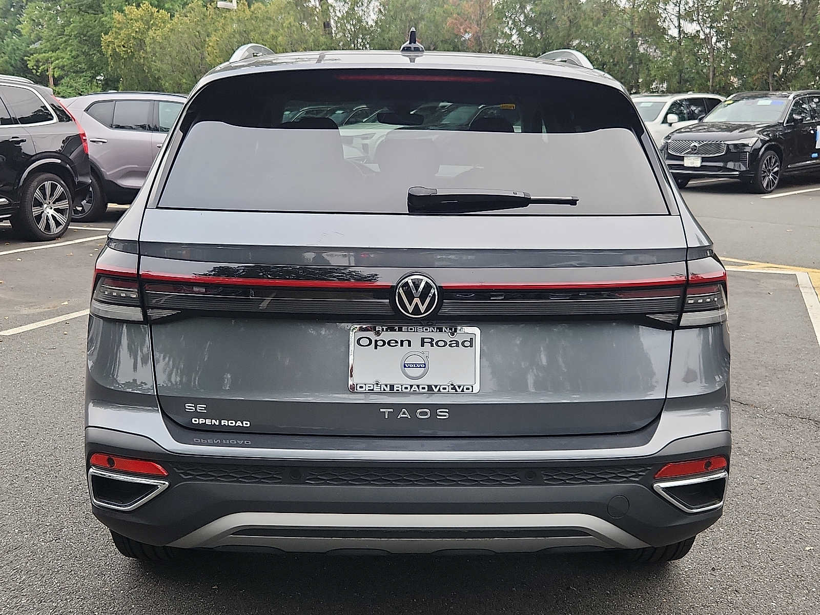 Used 2025 Volkswagen Taos SE FWD image 5