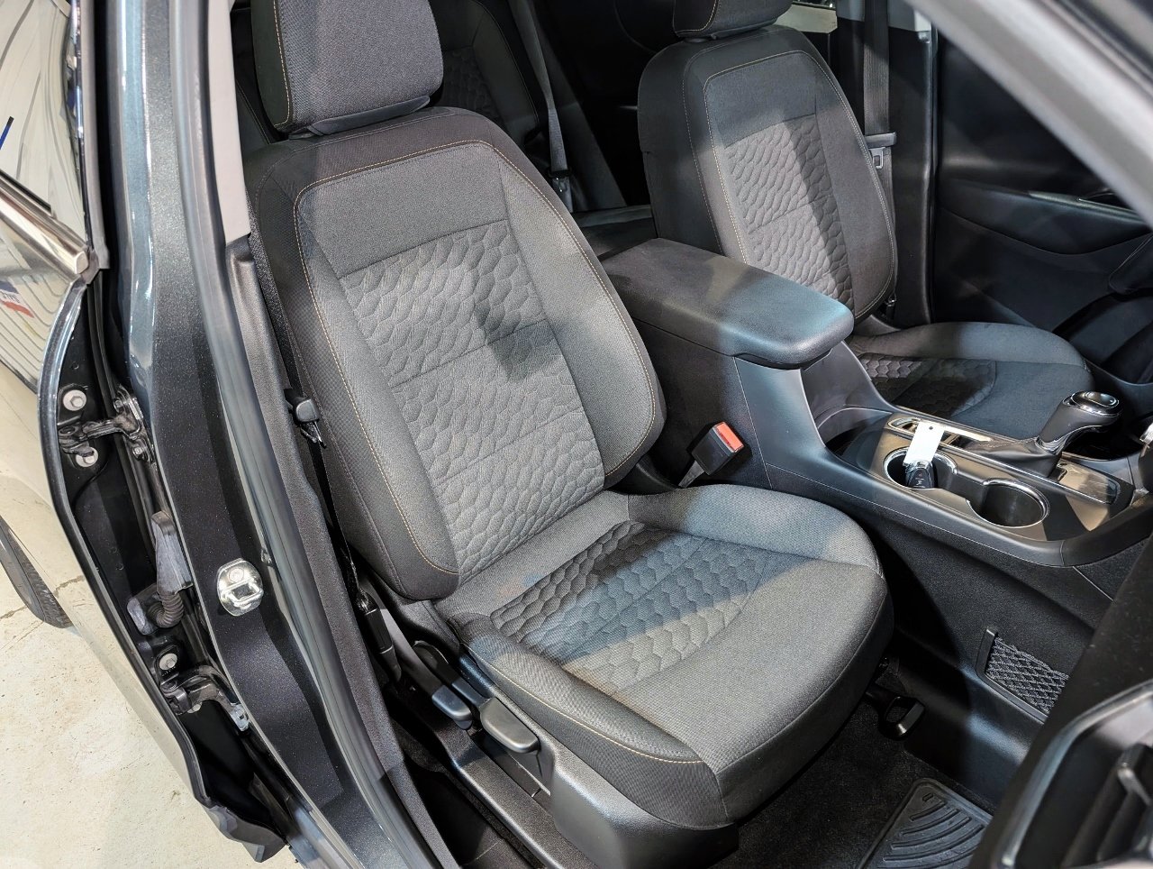 Used 2018 Chevrolet Equinox LT image 30