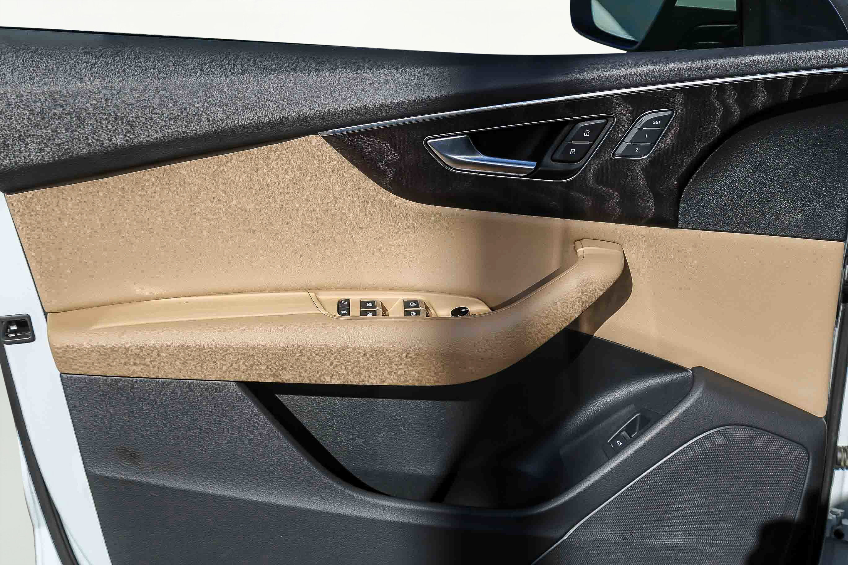 Used 2023 Audi Q8 Premium image 28