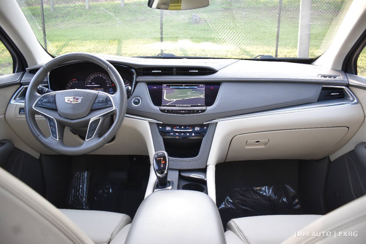 Used 2017 Cadillac XT5 Luxury w/ Driver Awareness Package AWD/4WD image 18