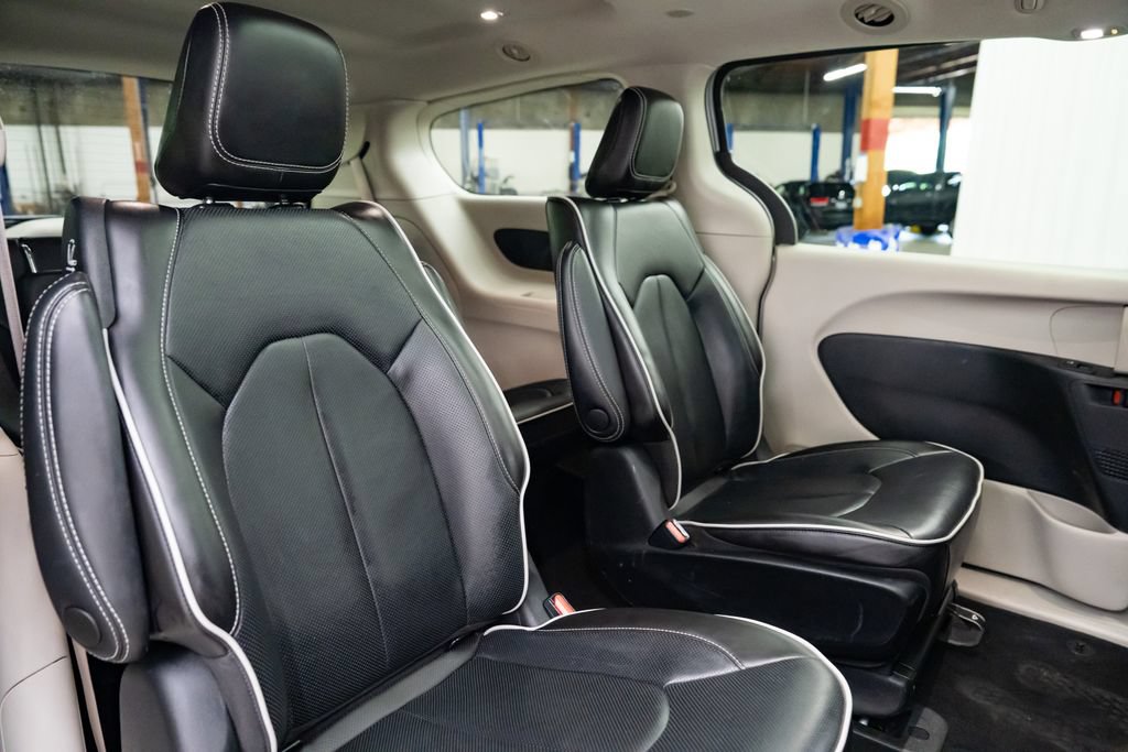Used 2023 Chrysler Pacifica Limited FWD image 31