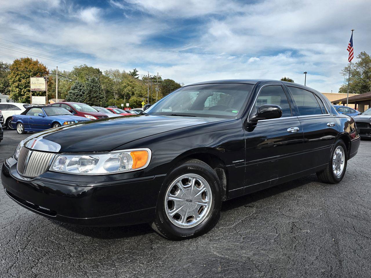 Used 1999 Lincoln Town Car Signature image 1