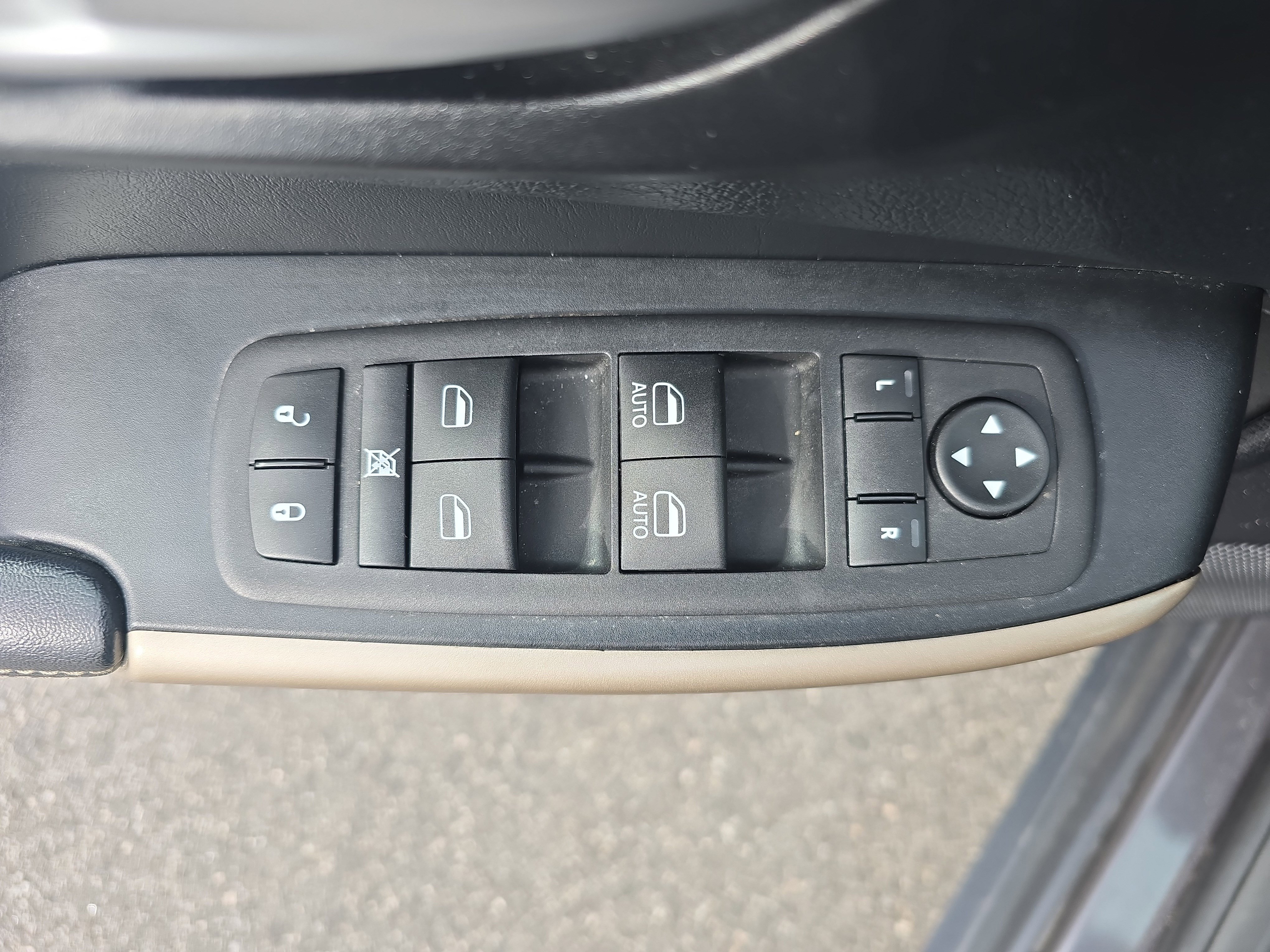 Used 2017 Jeep Cherokee Limited image 25