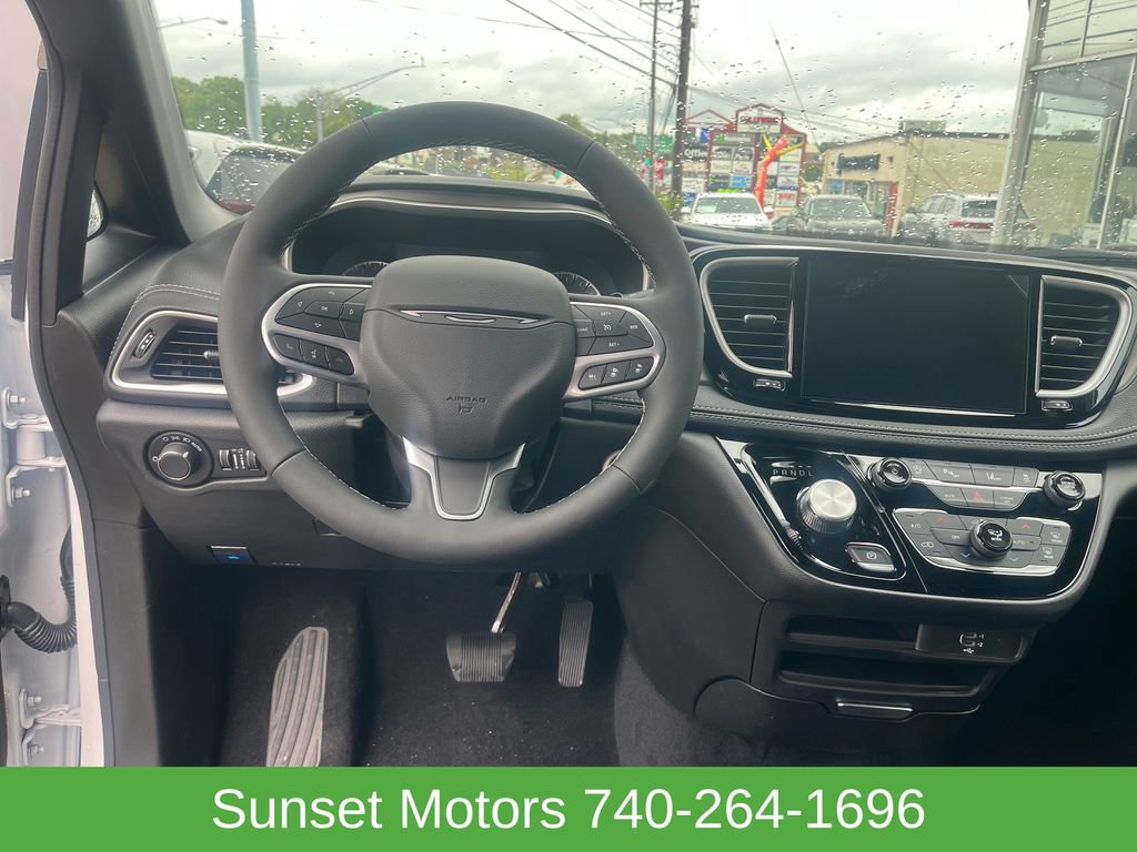 New 2027 Chrysler Pacifica Select FWD image 13