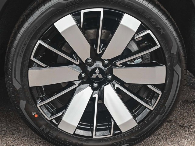 New 2025 Mitsubishi Outlander SE image 12